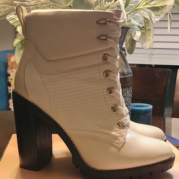 BCBGeneration Lace-up w/side zipper Size 9M/40 Bright White - Picture 3 of 6